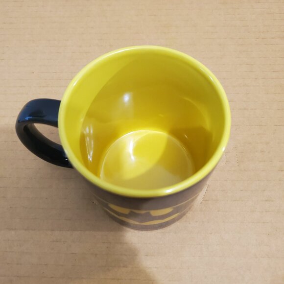 DC: Batman Logo Black and Yellow ( Mug ) - Picture 3 of 4
